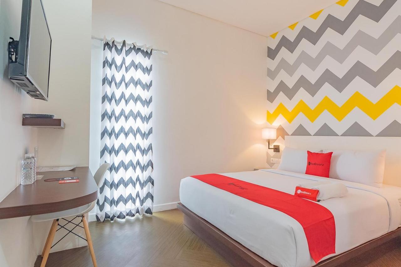 Reddoorz Premium @ Hebat Hotel 3*