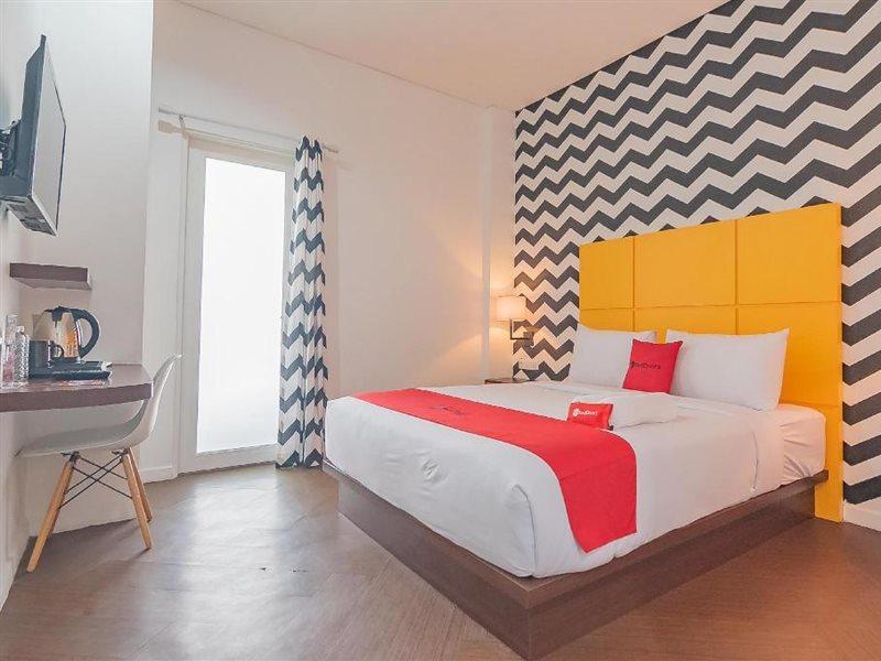 Reddoorz Premium @ Hebat