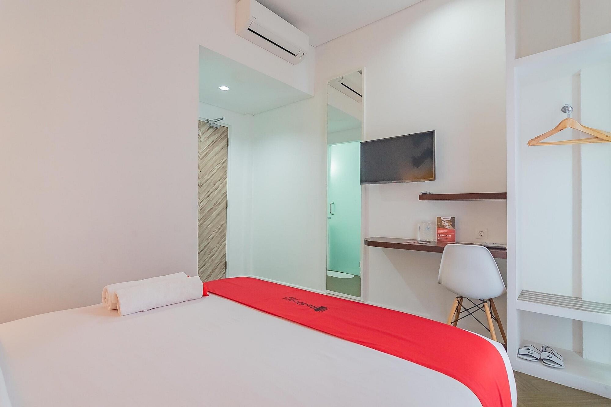 Hotel Reddoorz Premium @ Hebat 3*