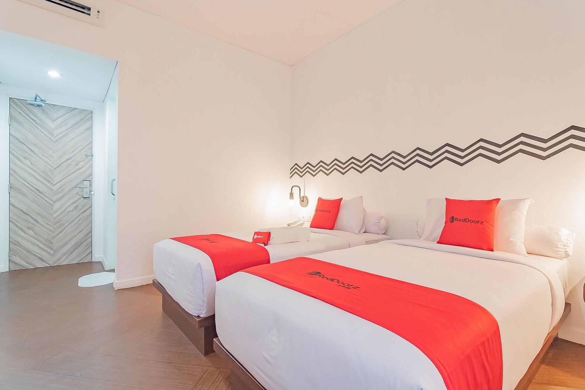 Reddoorz Premium @ Hebat Hotel