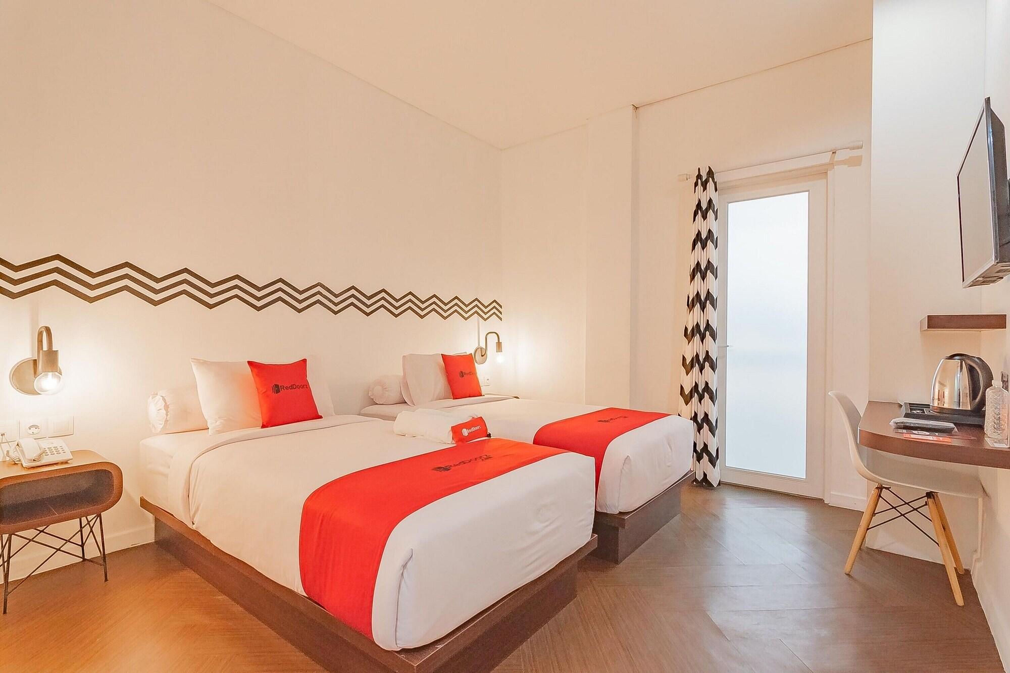 Reddoorz Premium @ Hebat Hotel Bandung