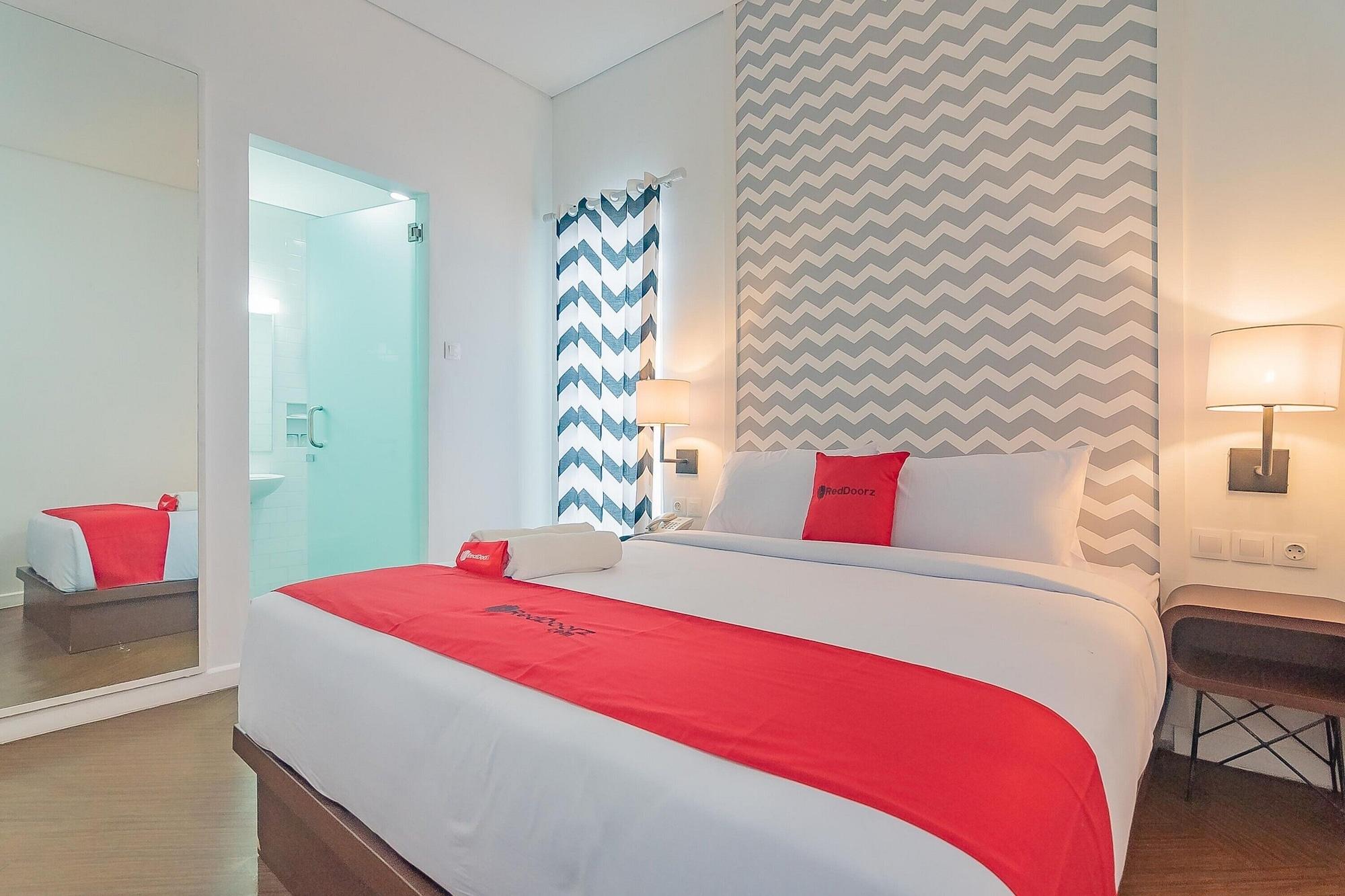 Reddoorz Premium @ Hebat Hotel 3*